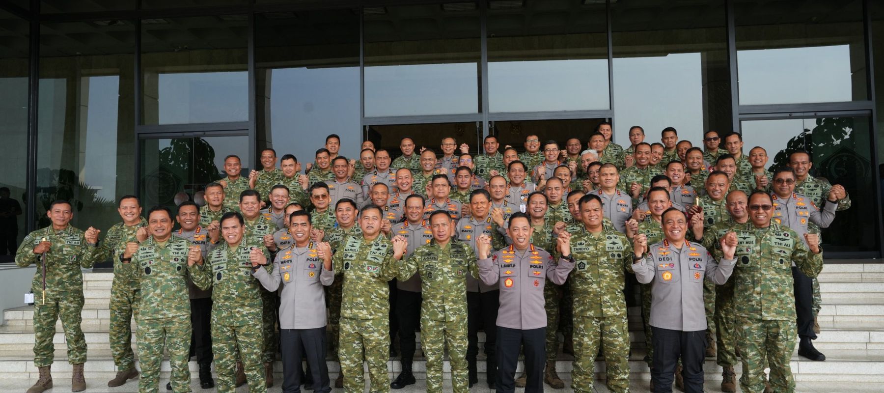 Kapolri Jenderal Listyo Sigit Prabowo dan jajarannya silahturahmi dengan Panglima TNI Jenderal Agus Subiyanto.