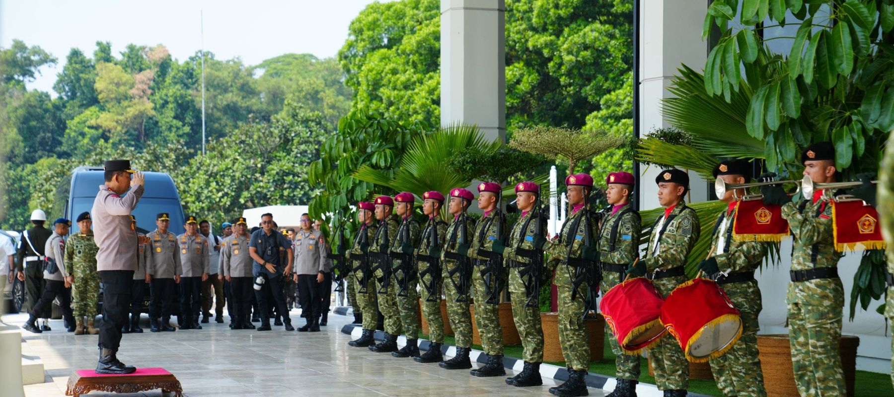 Kapolri Jenderal Listyo Sigit Prabowo dan jajarannya silahturahmi dengan Panglima TNI Jenderal Agus Subiyanto.