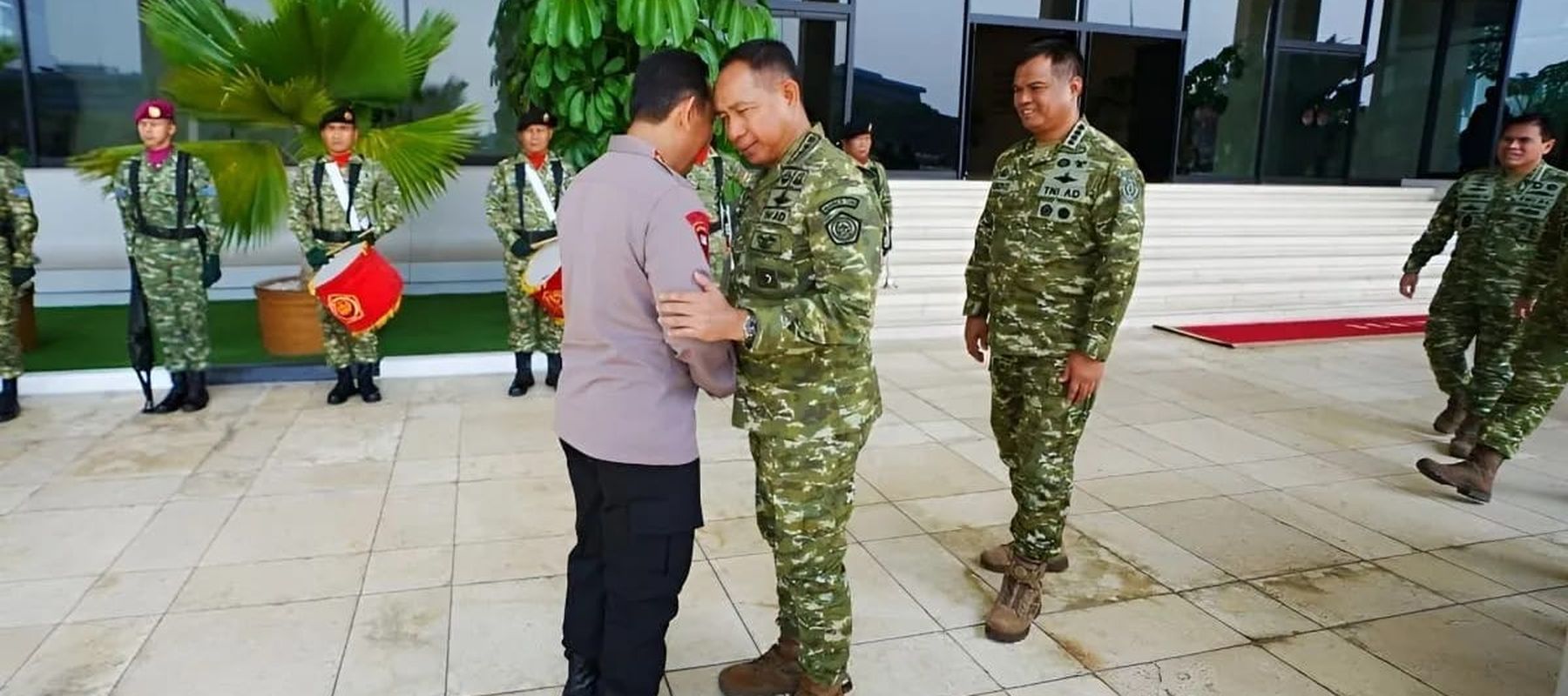 Kapolri Jenderal Pol. Listyo Sigit Prabowo berjabat tangan dengan Panglima TNI Jenderal TNI Agus Subiyanto di Mabes TNI, Cilangkap, Jakarta Timur, Senin, 13 Juli 2026