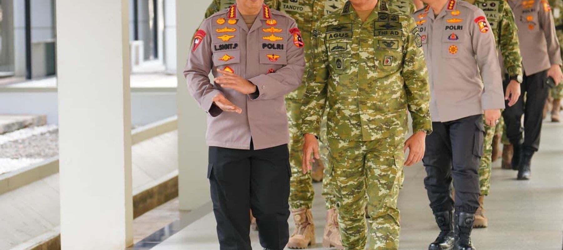 Kapolri Jenderal Listyo Sigit Prabowo berjalan bersama Panglima TNI Jenderal Agus Subiyanto usai pertemuan silaturahmi di Mabes TNI, Cilangkap, Jakarta Timur, Senin, 13 Juli 2026. Kunjungan tersebut dilakukan untuk memperkuat soliditas dan sinergitas
