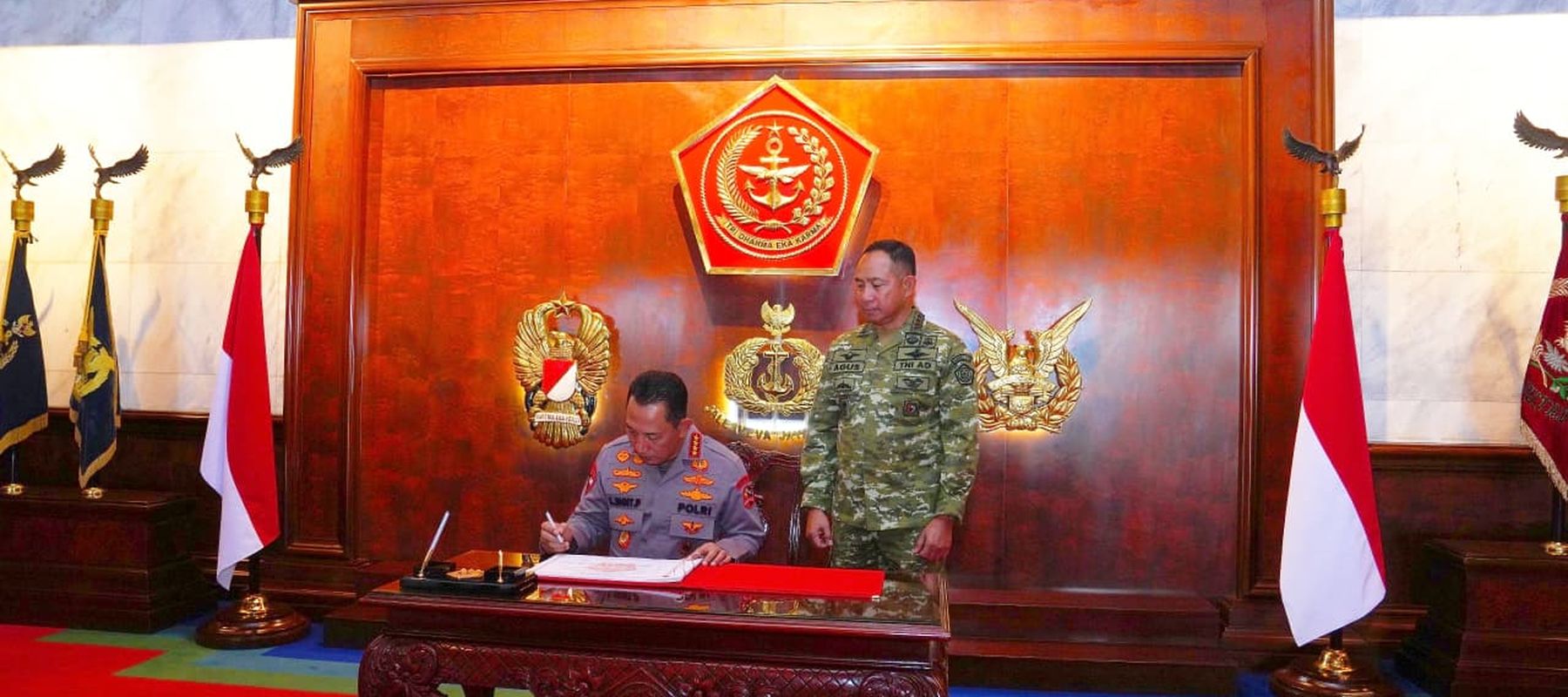 Kapolri Jenderal Listyo Sigit Prabowo dan jajarannya silahturahmi dengan Panglima TNI Jenderal Agus Subiyanto.