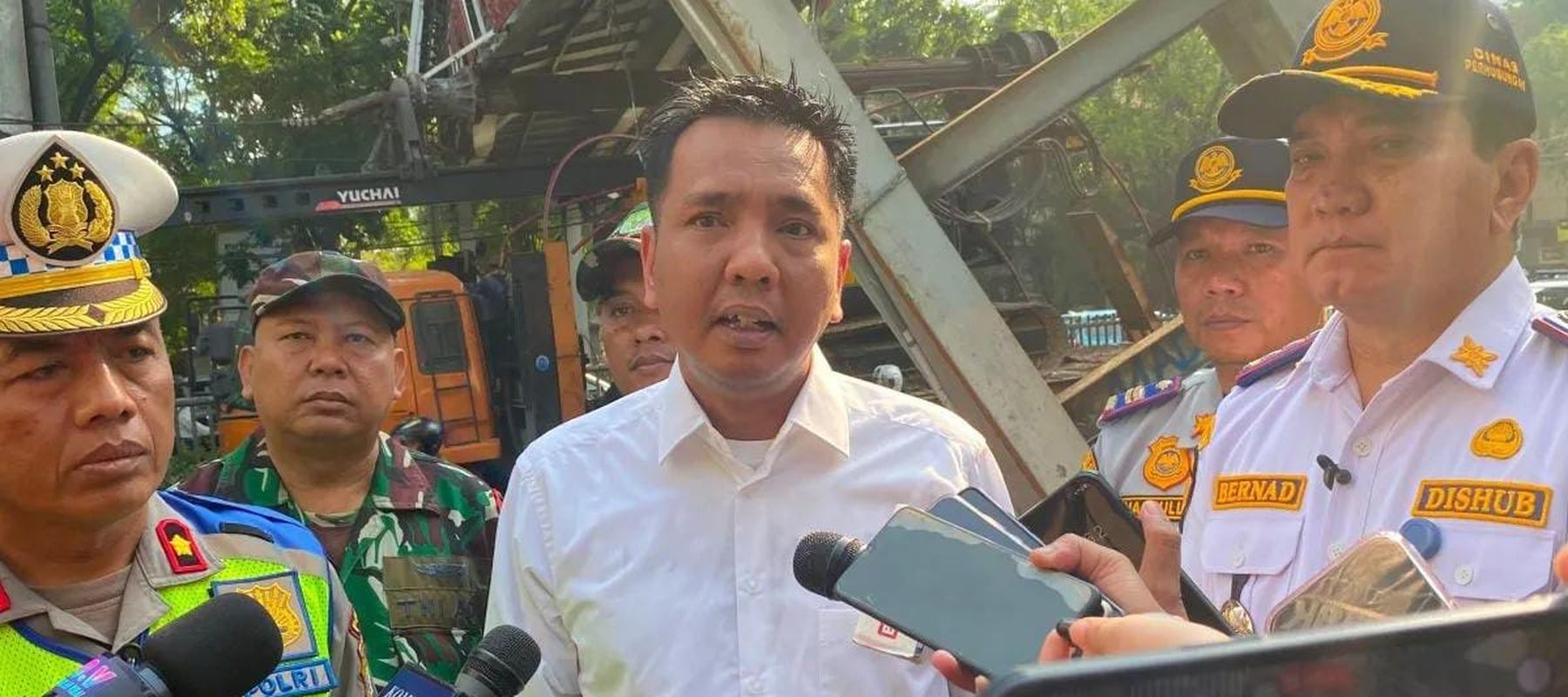 Kepala Sudin Bina Marga Jaksel Rifki Rismal (tengah) memberikan keterangan kepada wartawan di lokasi truk angkut alat berat (crane) tersangkut jembatan penyeberangan orang (JPO) di Jalan Kapten Tendean di kawasan Mampang Prapatan, Jakarta Selatan, Se