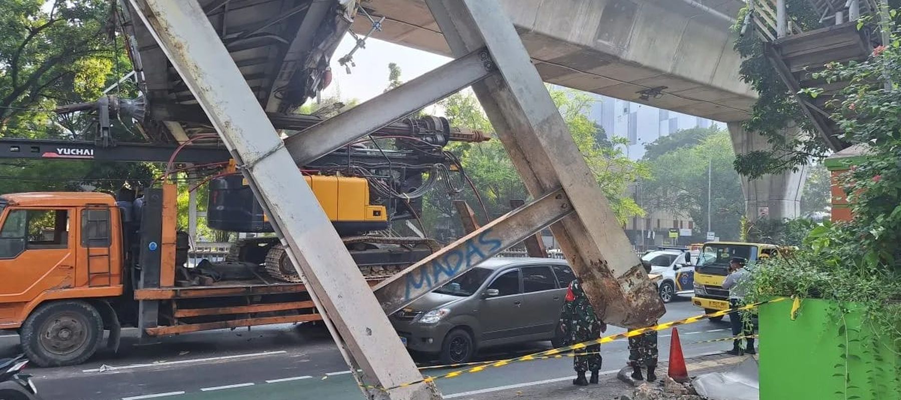 Lokasi truk angkut alat berat (crane) tersangkut jembatan penyeberangan orang (JPO) di Jalan Kapten Tendean, Mampang Prapatan, Jakarta Selatan, Selasa, 14 Juli 2026