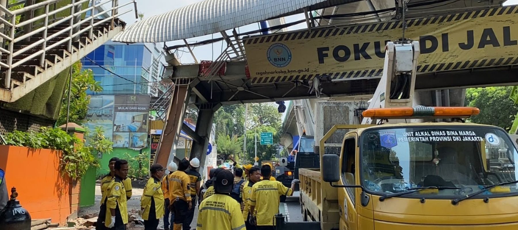 Proses Evakuasi JPO Tendean yang rungkad karena ditabrak truk