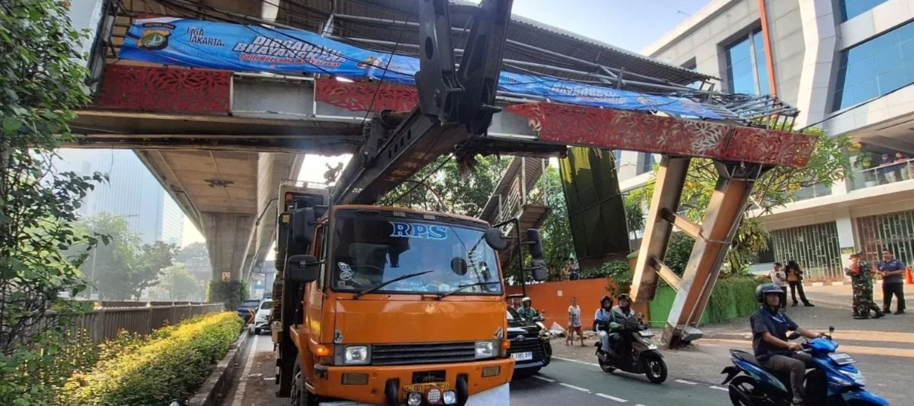Lokasi truk angkut alat berat (crane) tersangkut jembatan penyeberangan orang (JPO) di Jalan Kapten Tendean di kawasan Mampang Prapatan, Jakarta Selatan, Selasa, 14 Juli 2026. 