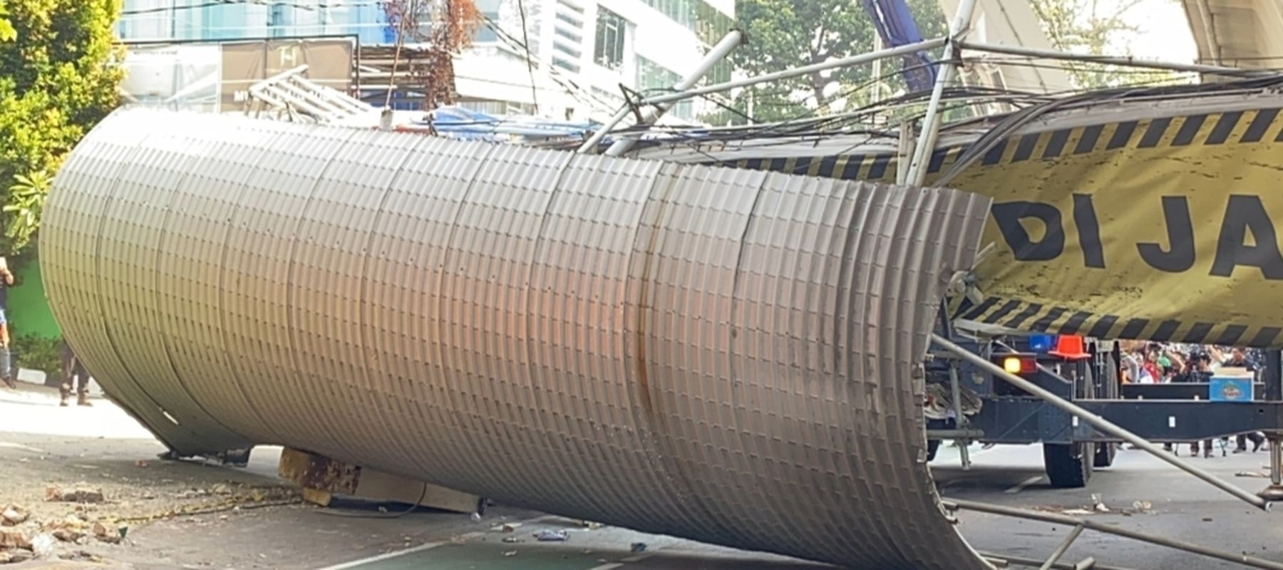 Pembongkaran JPO Kapten Tendean usai ditabrak truk crane