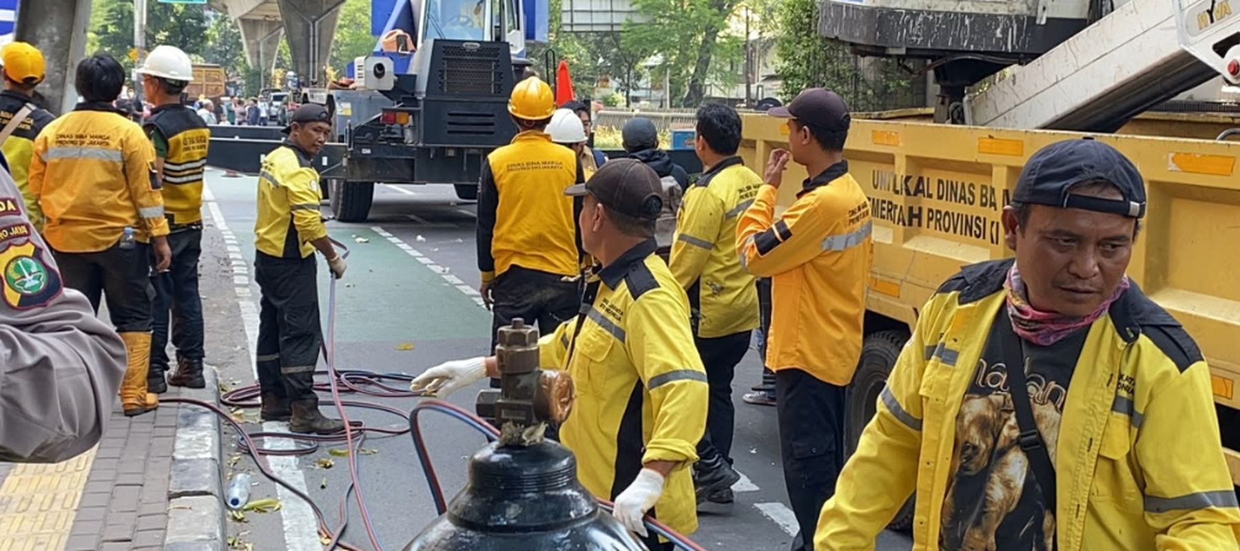 Proses evakuasi JPO Tendean jalan arah Blok M ditutup