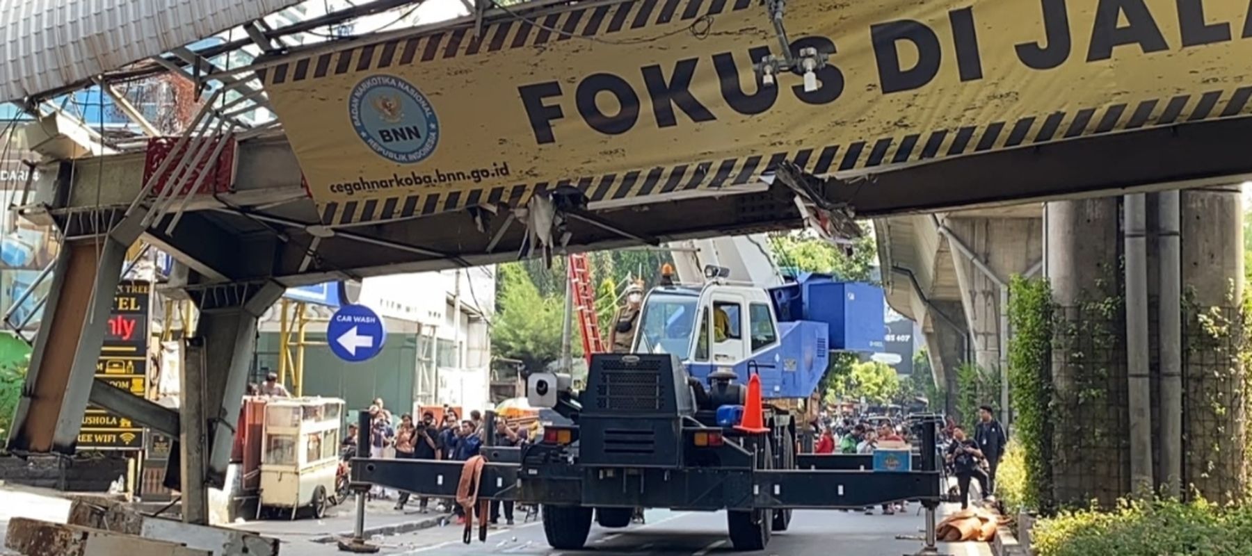 Pembongkaran JPO Tendean usai ditabrak truk 