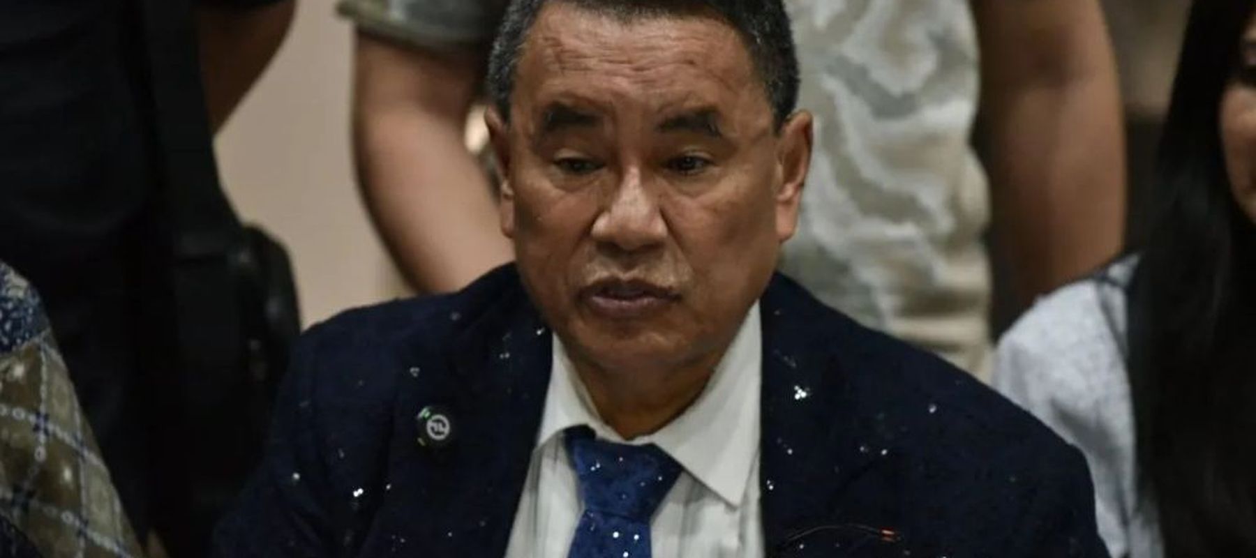 Kuasa hukum tersangka kasus dugaan korupsi eks Jaksa Agung Muda Bidang Tindak Pidana Khusus (Jampidsus) Febrie Adriansyah, Hotman Paris Hutapea (tengah) menyampaikan keterangan kepada wartawan di Gedung Jampidsus Kejaksaan Agung, Jakarta, Jumat (17/7