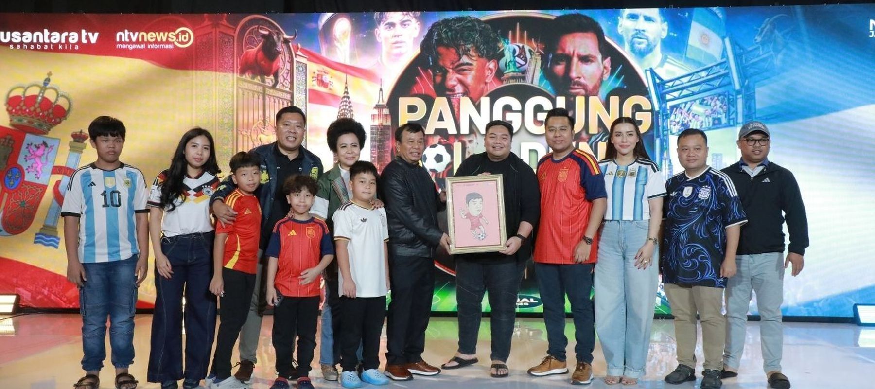 Preskom NT Corp bersama Direksi Nusantara TV memberikan Plakat kepada Ketua Umum Gekrafs Kawendra