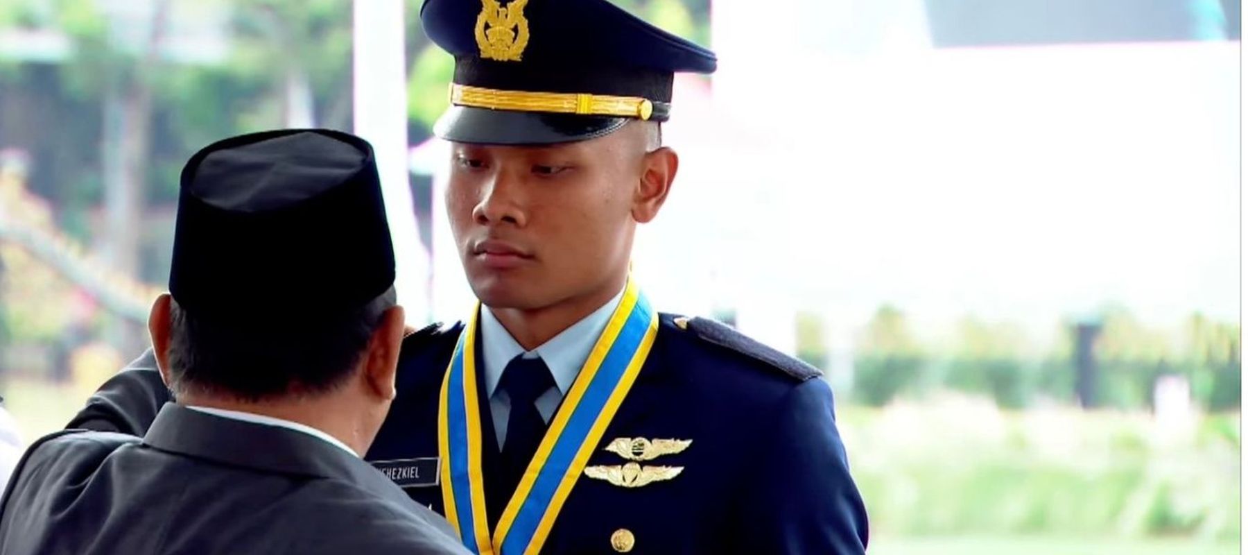 Presiden Prabowo menyematkan pangkat untuk peraih Adhi Makayasa dari Akademi Angkatan Udara , Yehezkiel Bonaventura Yudaniarman