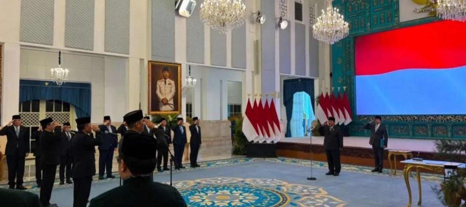 Suasana pelantikan Marsekal TNI (Purn) Donny Ermawan Taufanto dan Profesor Yos Sunitiyoso sebagai Gubernur dan Wakil Gubernur Universitas Republik Indonesia oleh Presiden Prabowo Subianto di Istana Negara, Jakarta