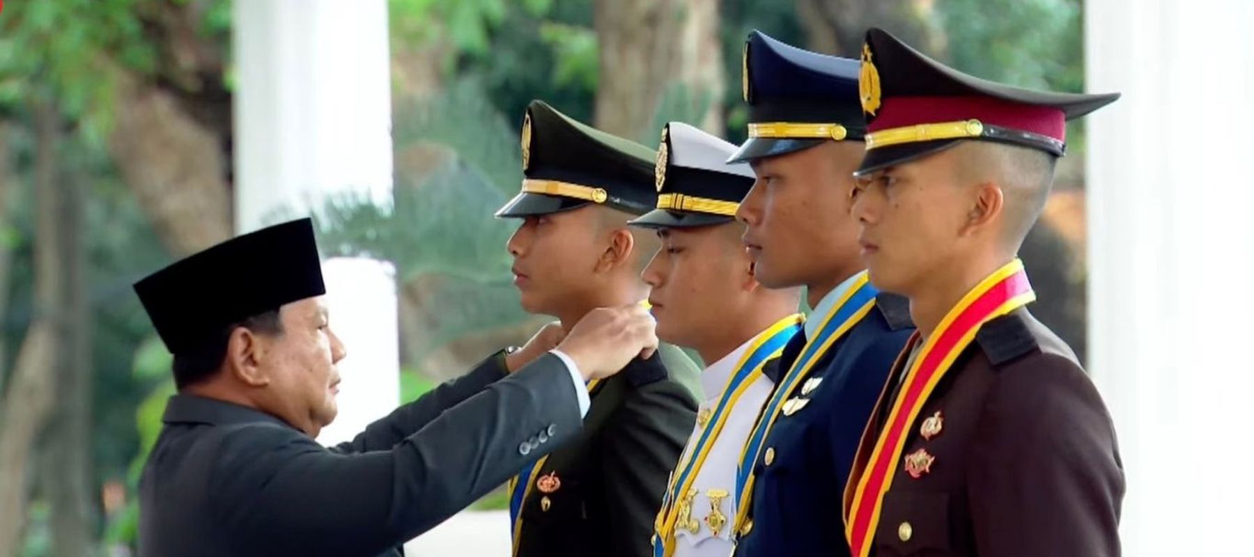 Presiden Prabowo menyematkan pangkat untuk peraih Adhi Makayasa dari Akmil, Calvin Tidar Sakti