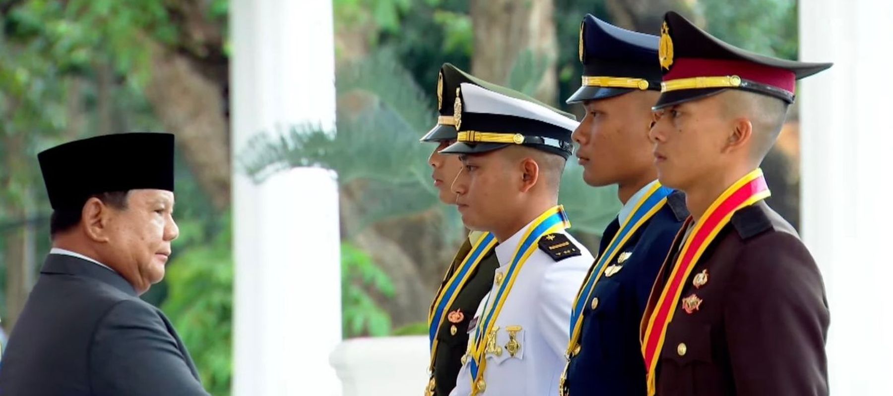 Presiden Prabowo bersama peraih Adhi Makayasa dari Akademi Angkatan Laut, Muhammad Rizqi Wira Utama Baihaqi Putra