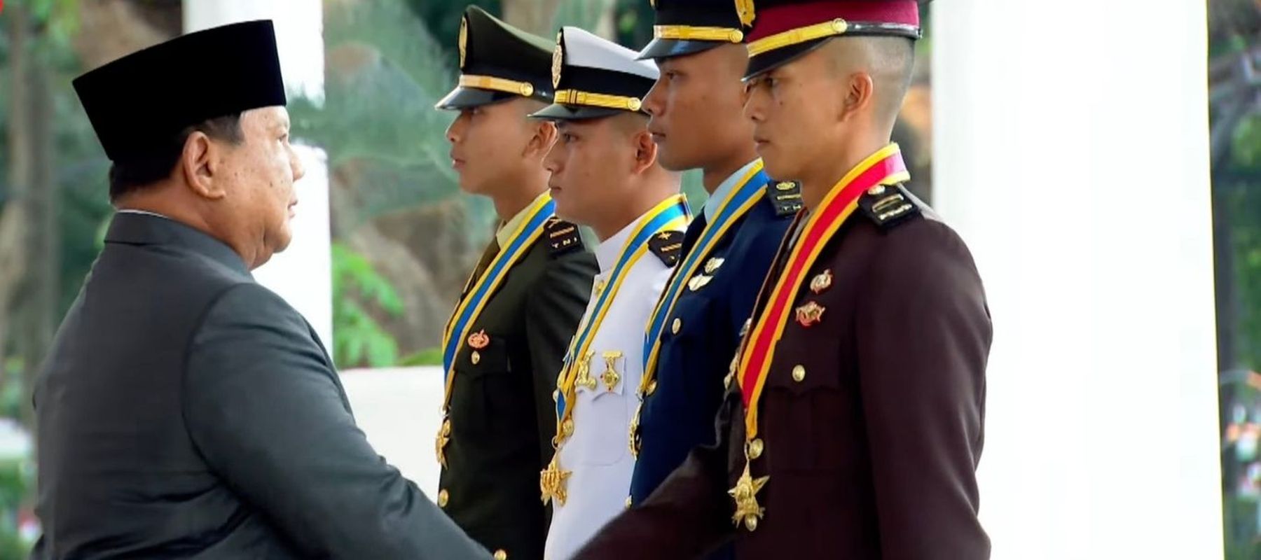Presiden Prabowo bersama peraih Adhi Makayasa dari Akpol Harindra Arsandho Tegarbaja