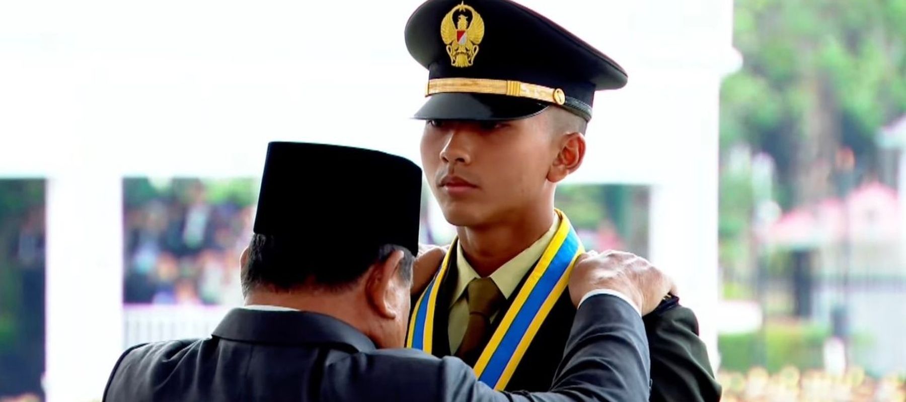 Presiden Prabowo menyematkan pangkat untuk peraih Adhi Makayasa dari Akademi Militer, Calvin Tidar Sakti