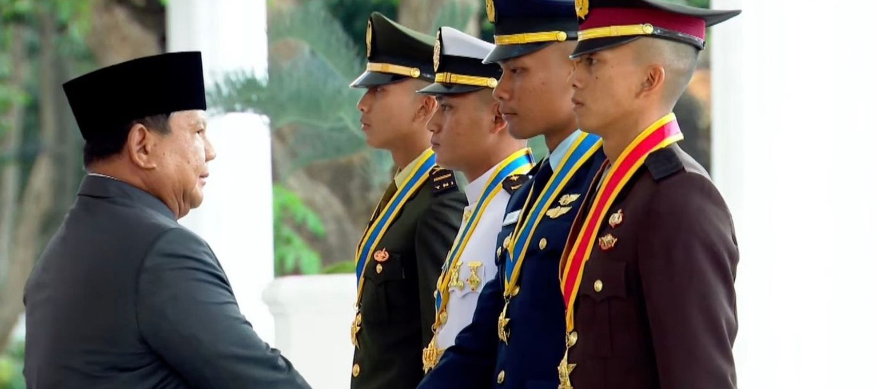 Presiden Prabowo bersama peraih Adhi Makayasa dari Akademi Angkatan Udara , Yehezkiel Bonaventura Yudaniarman