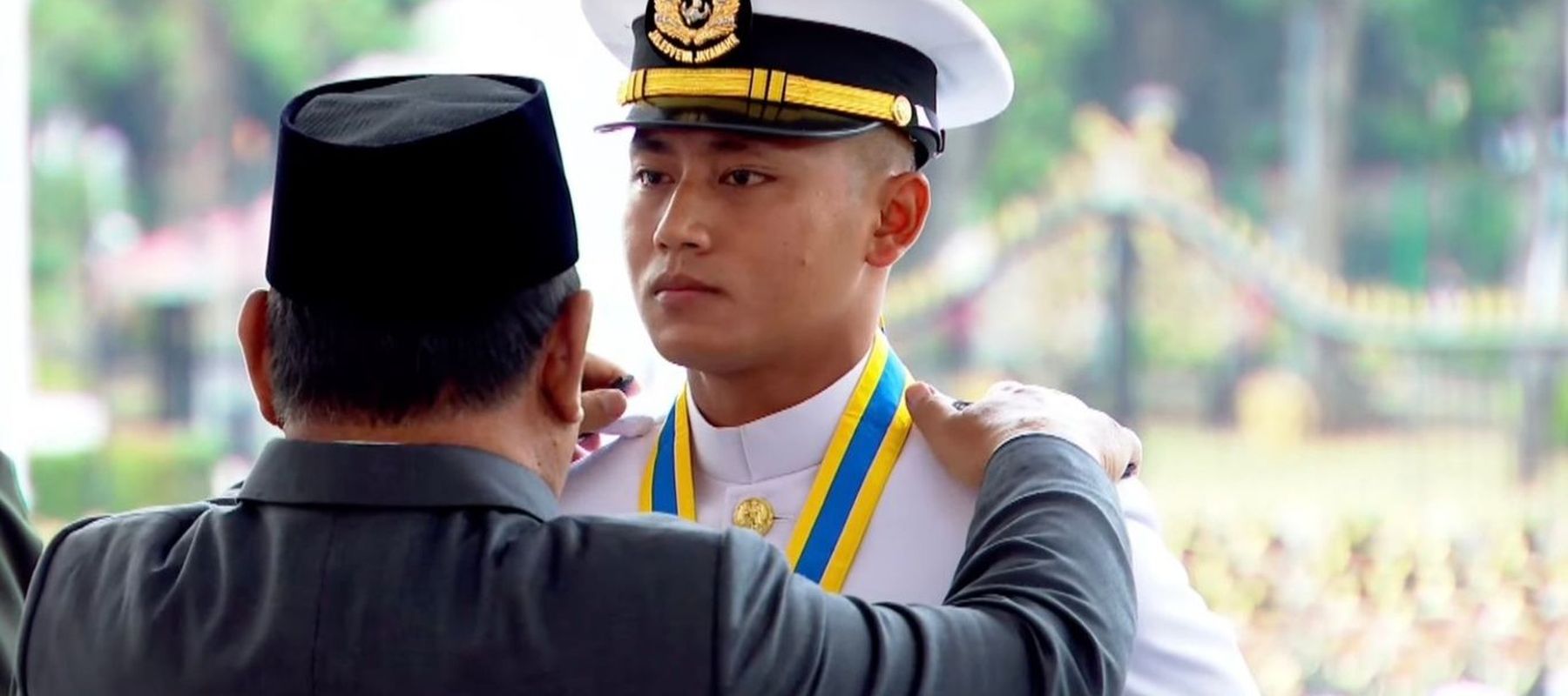 Presiden Prabowo menyematkan pangkat untuk peraih Adhi Makayasa dari Akademi Angkatan Laut, Muhammad Rizqi Wira Utama Baihaqi Putra