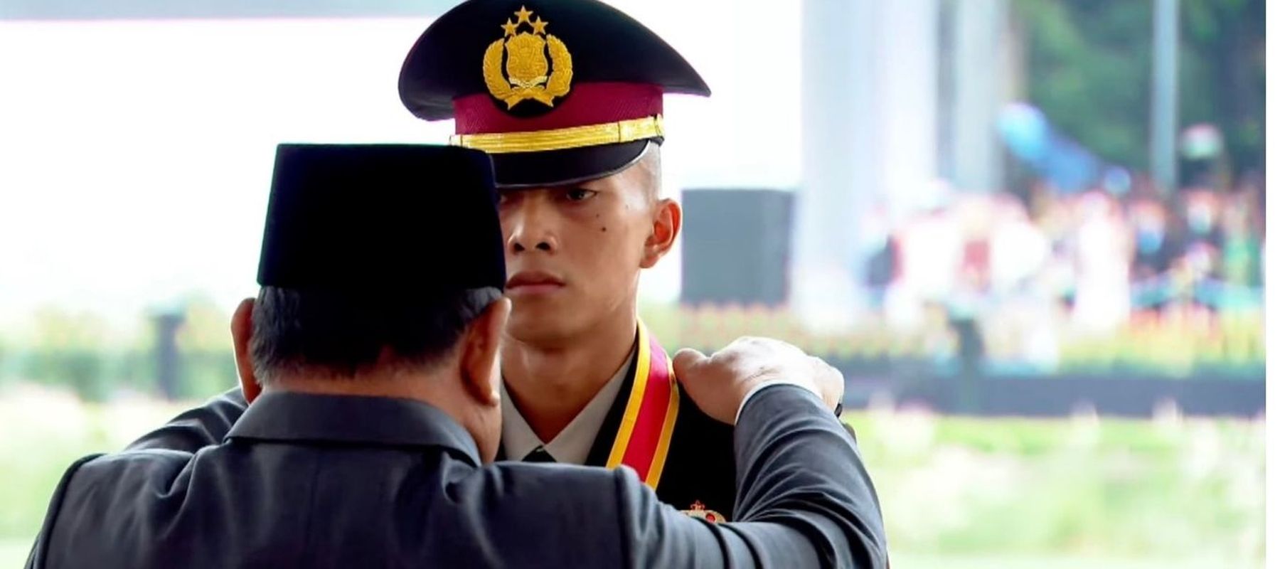 Presiden Prabowo menyematkan pangkat untuk peraih Adhi Makayasa dari Akpol, Harindra Arsandho Tegarbaja
