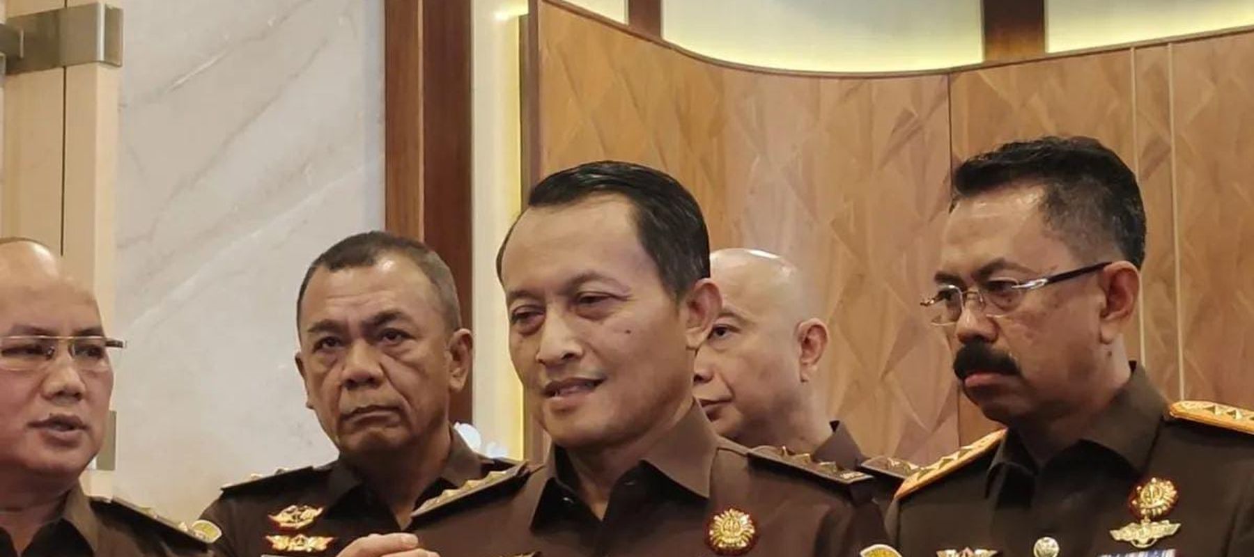 Jaksa Agung Muda Pengawasan Kejagung Rudi Margono (tengah) memberikan keterangan pers di Gedung Kejaksaan Agung, Jakarta, Jumat, 24 Juli 2026