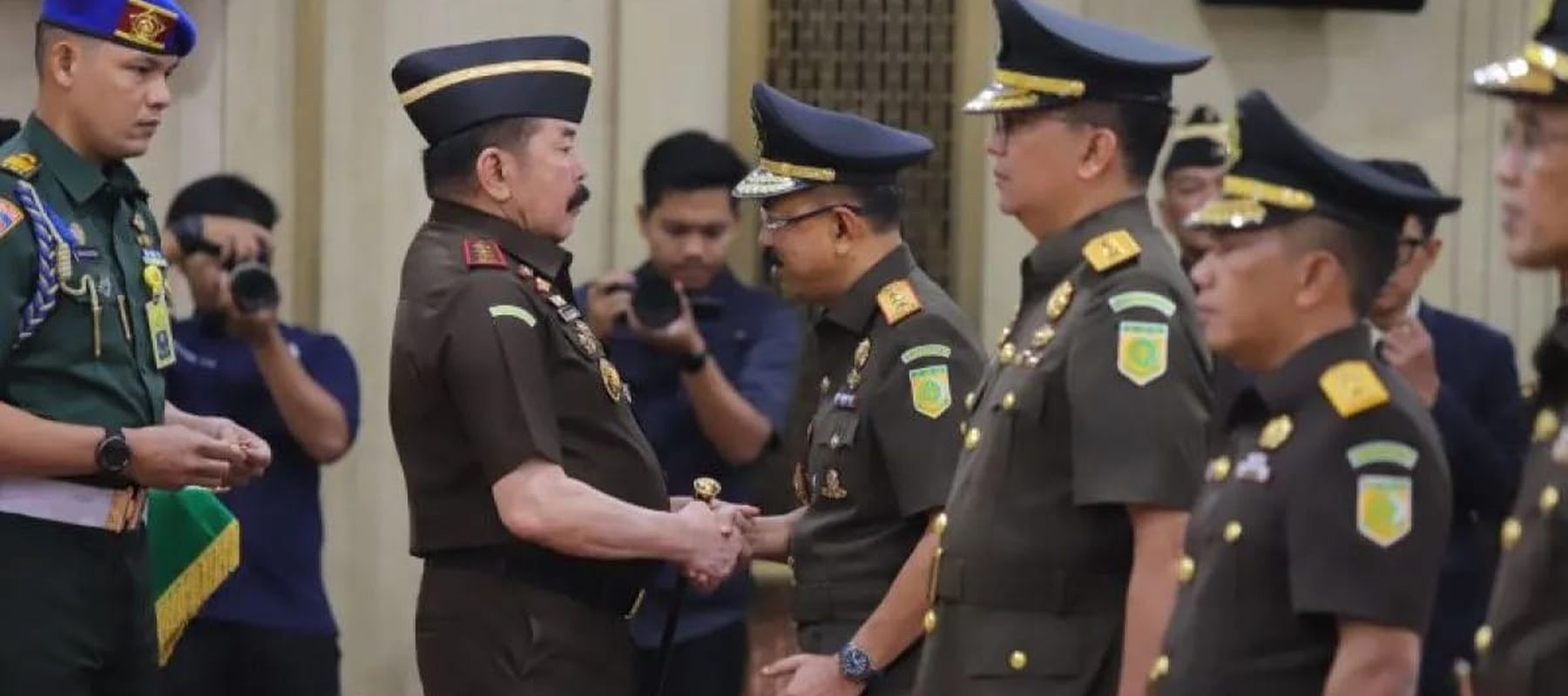Jaksa Agung Muda Bidang Tindak Pidana Khusus (Jampidsus) Kuntadi (ketiga kanan) dalam prosesi pelantikan di Gedung Kejagung, Jakarta
