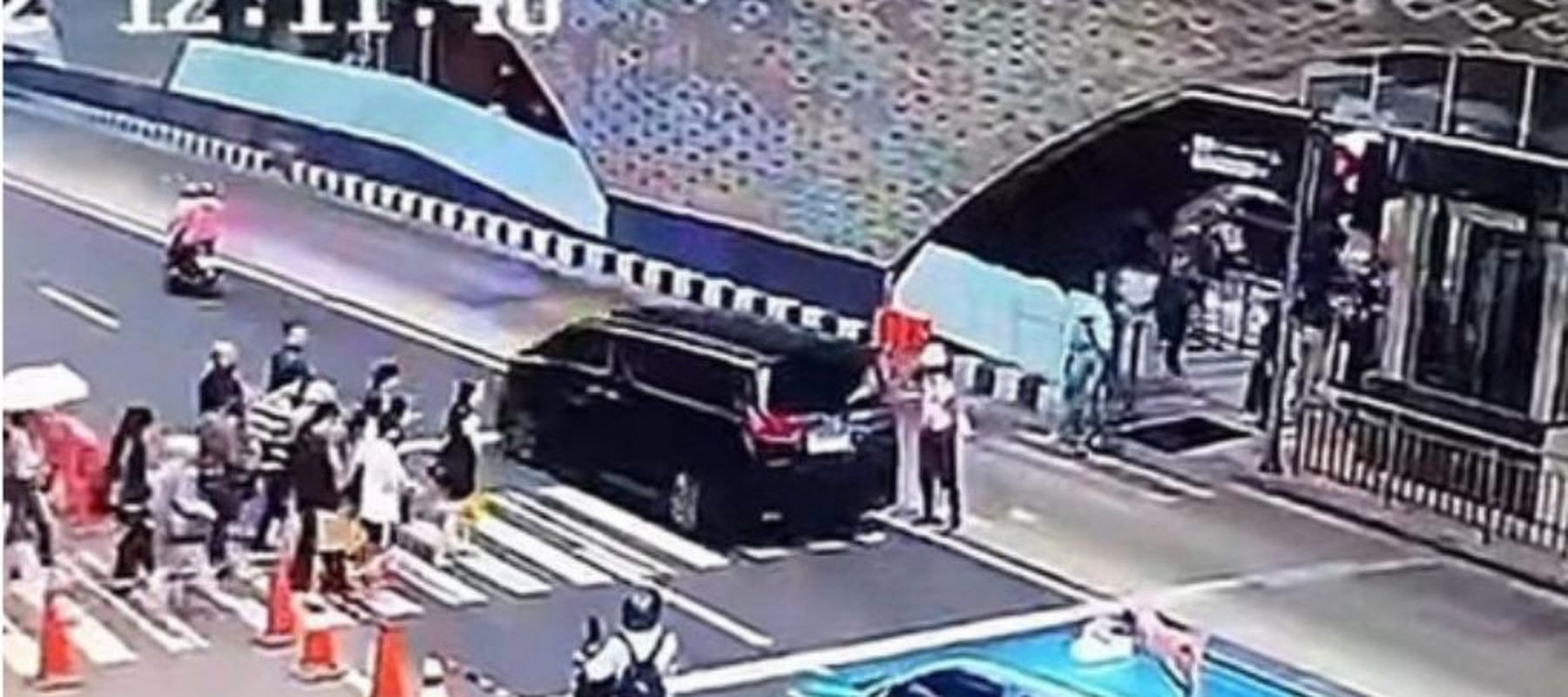 Alphard terobos lampu merah di Bundaran HI