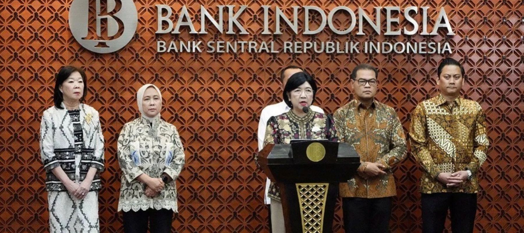 Pejabat Gubernur Sementara (Pjs. Gubernur) sekaligus Deputi Gubernur Bank Indonesia (BI) Destry Damayanti (tengah ) menyampaikan keterangan pers terkait pengunduran diri Gubernur BI Perry Warjiyo di kantor Bank Indonesia, Jakarta, Senin, 27 Juli 2026