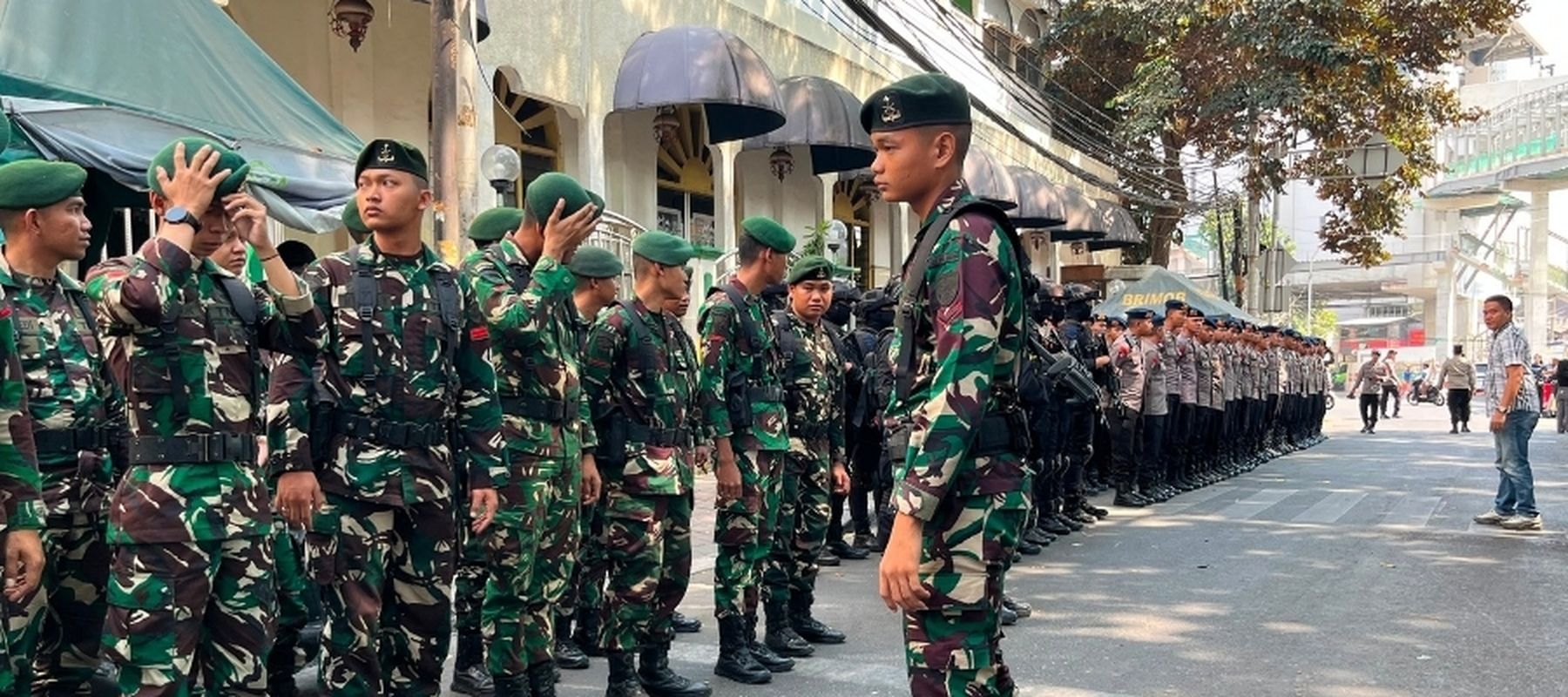 TNI-Polri Berjaga di Tambak Menteng Usai Bentrok Maut