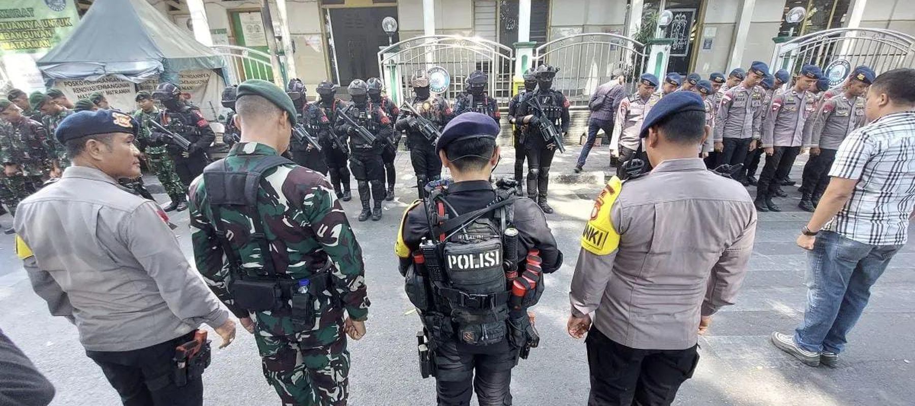 Sejumlah personel gabungan TNI dan Polri berjaga di kawasan Jalan Tambak, Jakarta Pusat, Senin, 27 Juli 2026