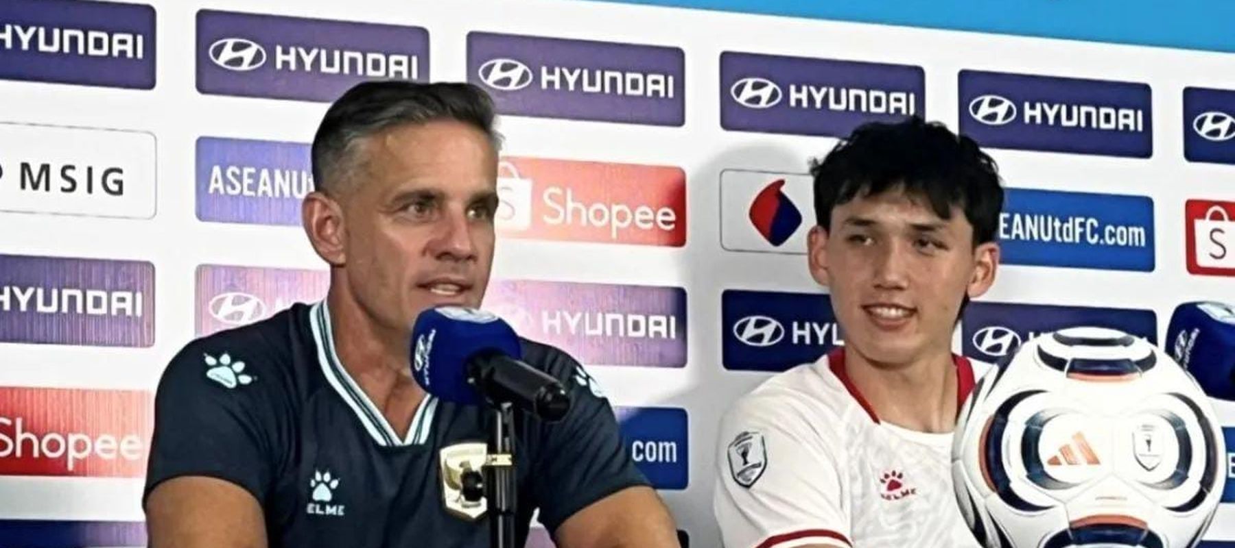 Pelatih kepala Timnas Indonesia John Herdman bersama Mitchell Lee Baker usai pertandingan Timnas Indonesia melawan Kamboja di Stadion Pakansari, Cibinong, Kabupaten Bogor, Jawa Barat, Senin, 27 Juli 2026