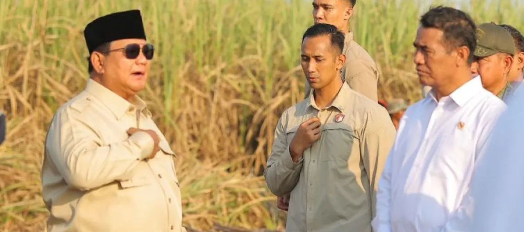 Presiden Prabowo Subianto (kiri) berbincang dengan Menteri Pertanian (Mentan) Andi Amran Sulaiman (kanan) dalam panen raya bersama TNI di Malang, Jawa Timur, Jumat (17/7/2026)