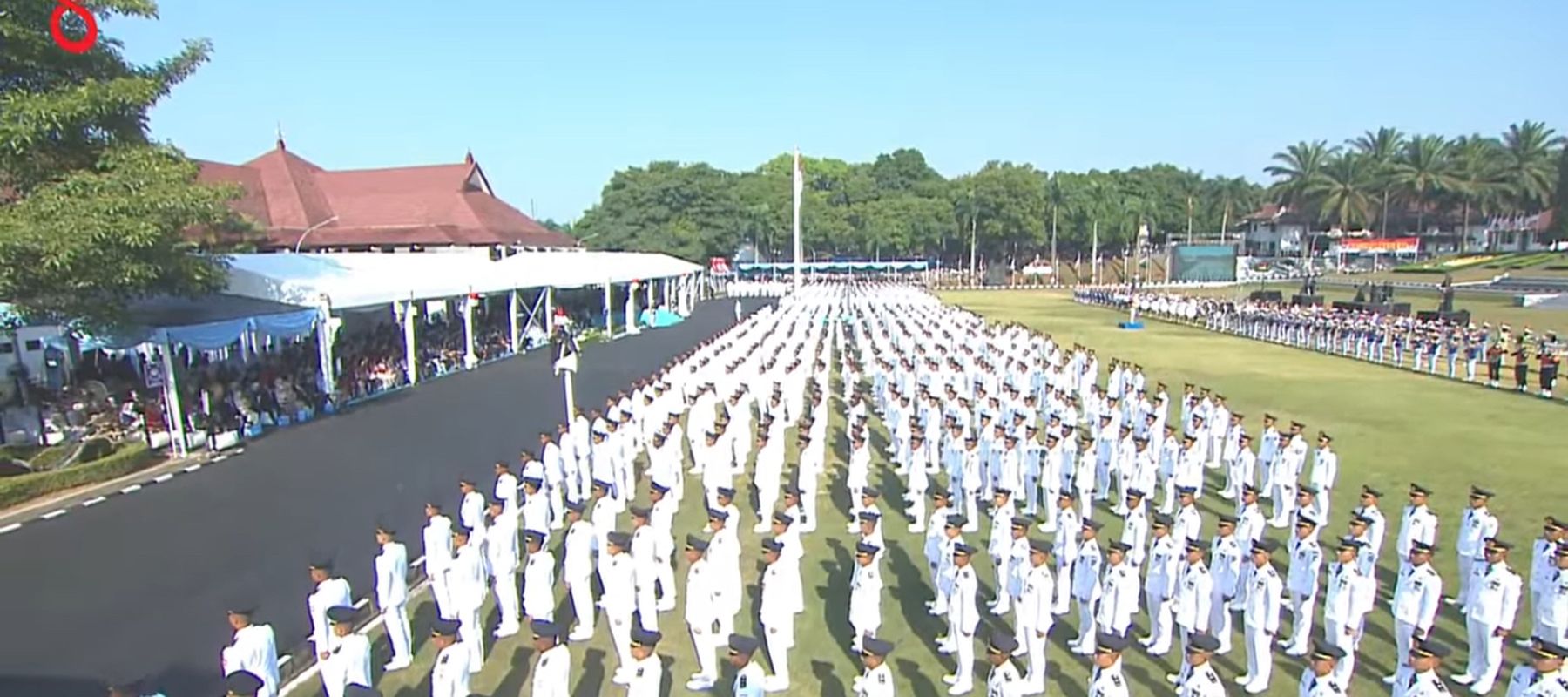 Prabowo Subianto melantik 1.204 pamong praja muda Institut Pemerintahan Dalam Negeri (IPDN), di Kampus IPDN