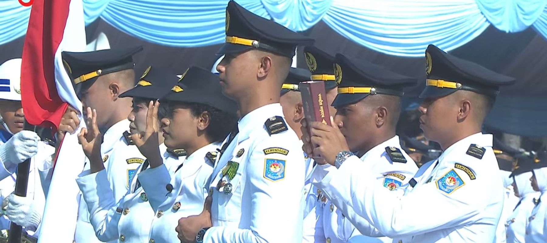 Prabowo Subianto melantik 1.204 pamong praja muda Institut Pemerintahan Dalam Negeri (IPDN), di Kampus IPDN