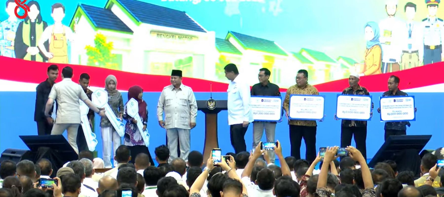 Prabowo Serahkan Kunci Rumah Subsidi kepada Penerima Manfaat KPR FLPP di Batang