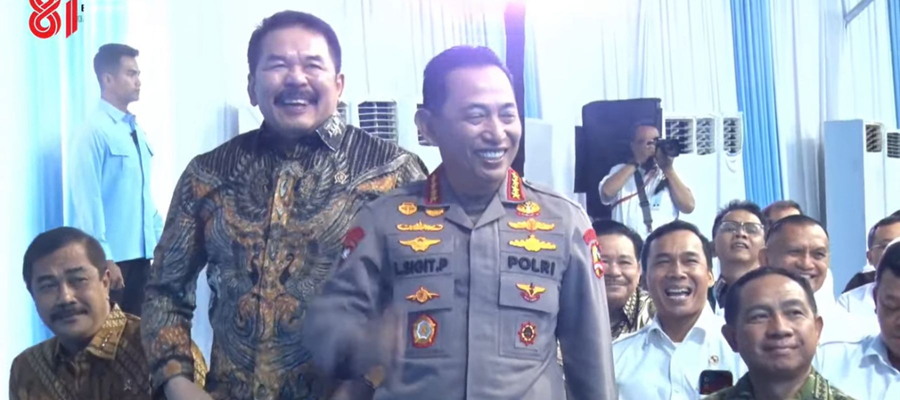 Prabowo Subianto menyapa Jaksa Agung ST Burhanuddin dan Kapolri Jenderal Listyo Sigit Prabowo secara bersamaan saat menghadiri acara Akad Massal KPR Sejahtera melalui skema Fasilitas Likuiditas Pembiayaan Perumahan (FLPP) di Batang, Jawa Tengah