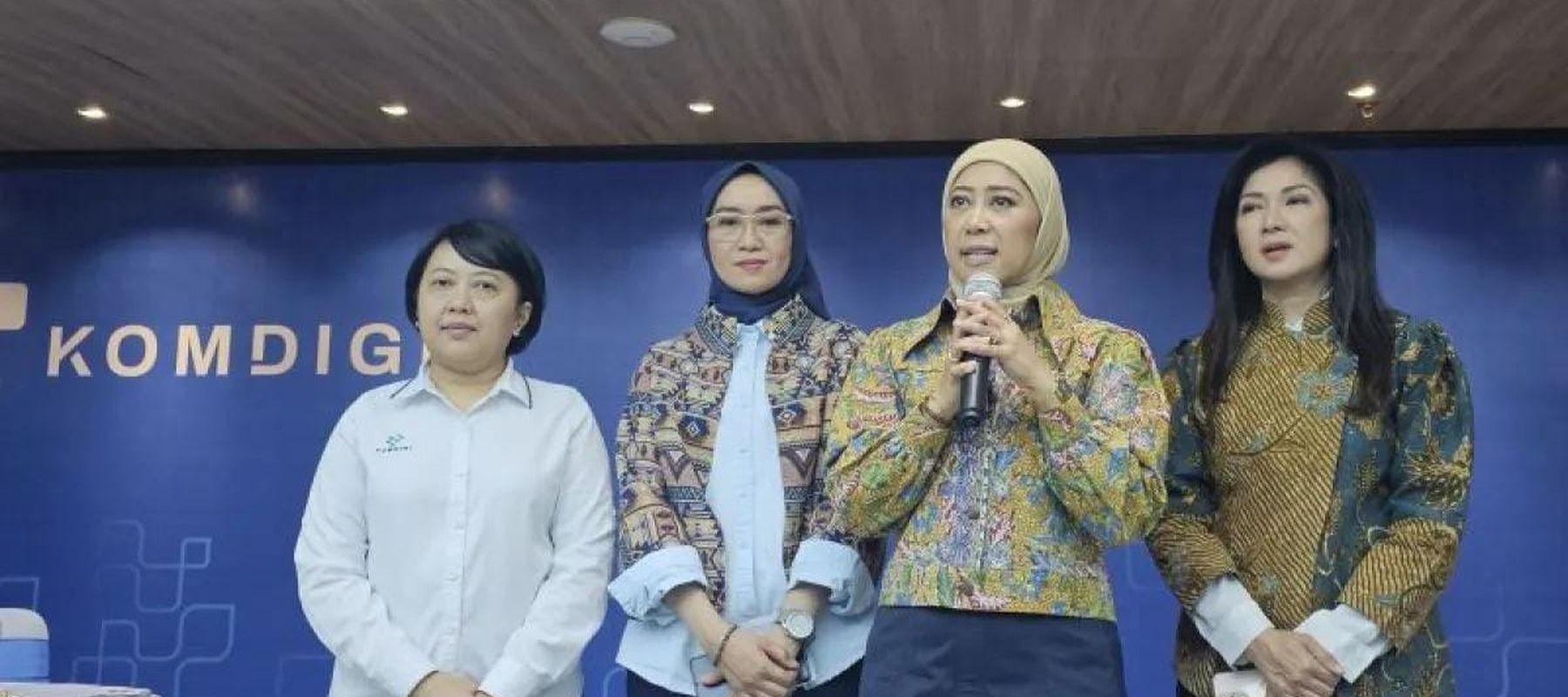 Menteri Komunikasi dan Digital Meutya Hafid didampingi oleh Sekretaris Komisi Penyiaran Indonesia (KPI) Rina M, Pelaksana Tugas (Plt) Kepala Biro Hubungan Masyarakat Kementerian Komunikasi dan Digital (Kemkomdigi) Farida Dewi Maharani, dan Direktur J