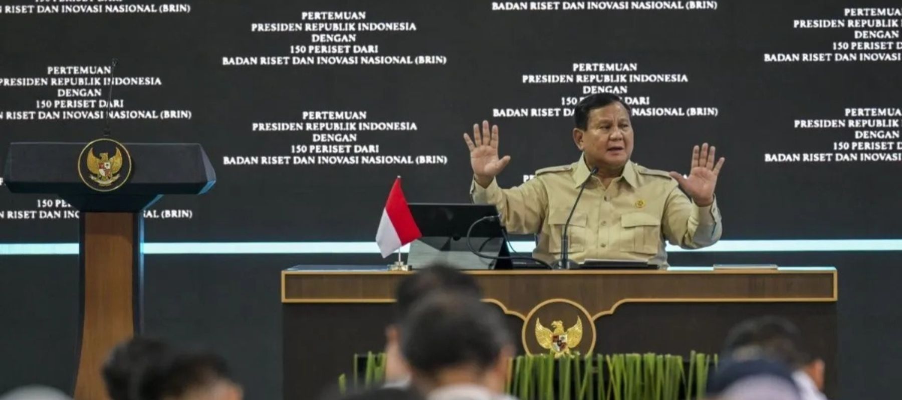 Presiden Prabowo Subianto memberikan arahan dalam acara pertemuan dengan periset dan peneliti Badan Riset dan Inovasi Nasional (BRIN) di halaman Istana Negara, Jakarta, Kamis, 6 Agustus 2026. Presiden Prabowo Subianto mengundang lebih dari 150 perise