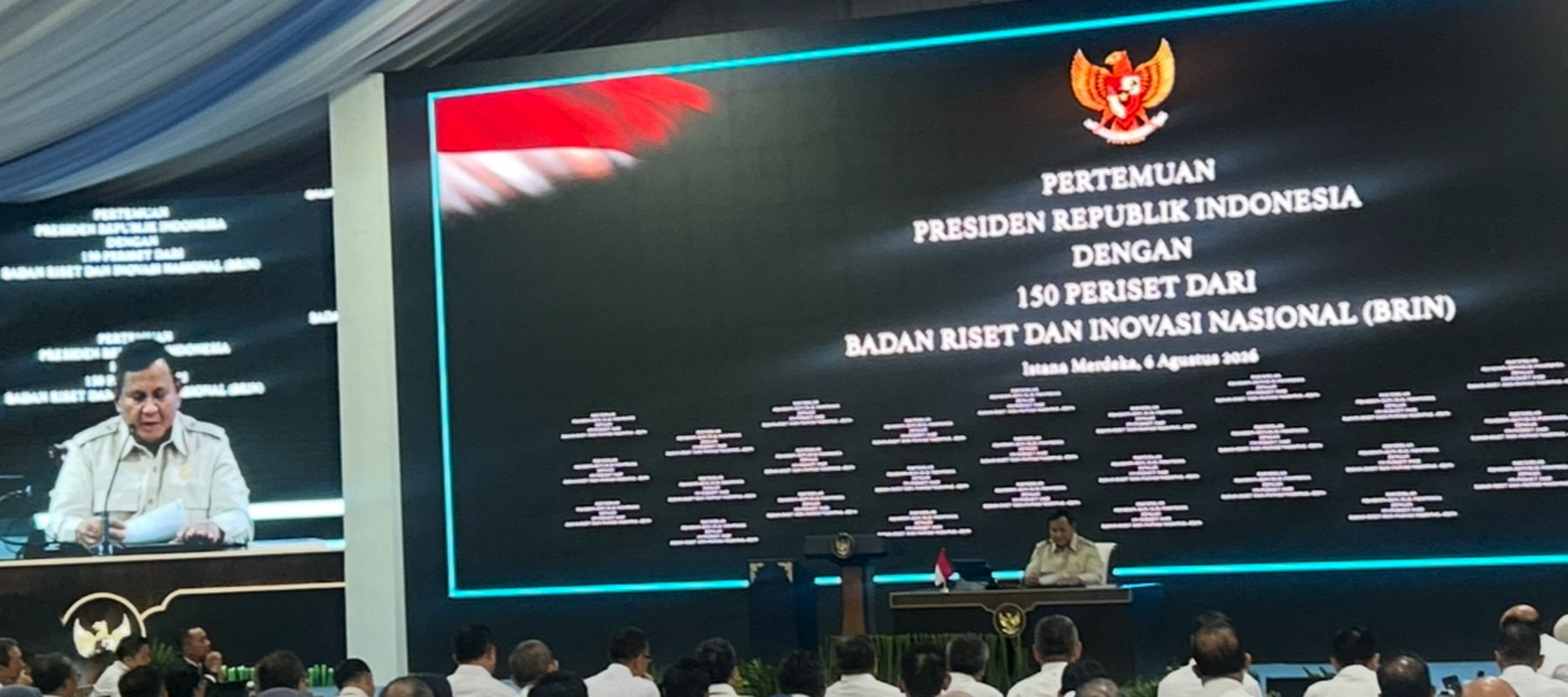 Prabowo saat memberikan taklimat dalam pertemuan dengan sekitar 150 peneliti Badan Riset dan Inovasi Nasional (BRIN) di halaman Istana Kepresidenan
