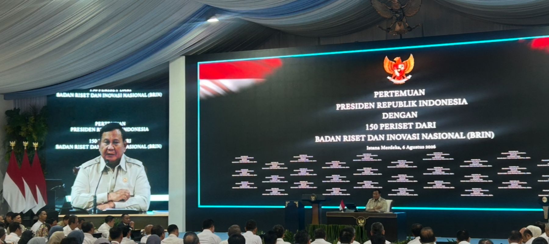 Prabowo saat memberikan taklimat dalam pertemuan dengan sekitar 150 peneliti Badan Riset dan Inovasi Nasional (BRIN) di halaman Istana Kepresidenan
