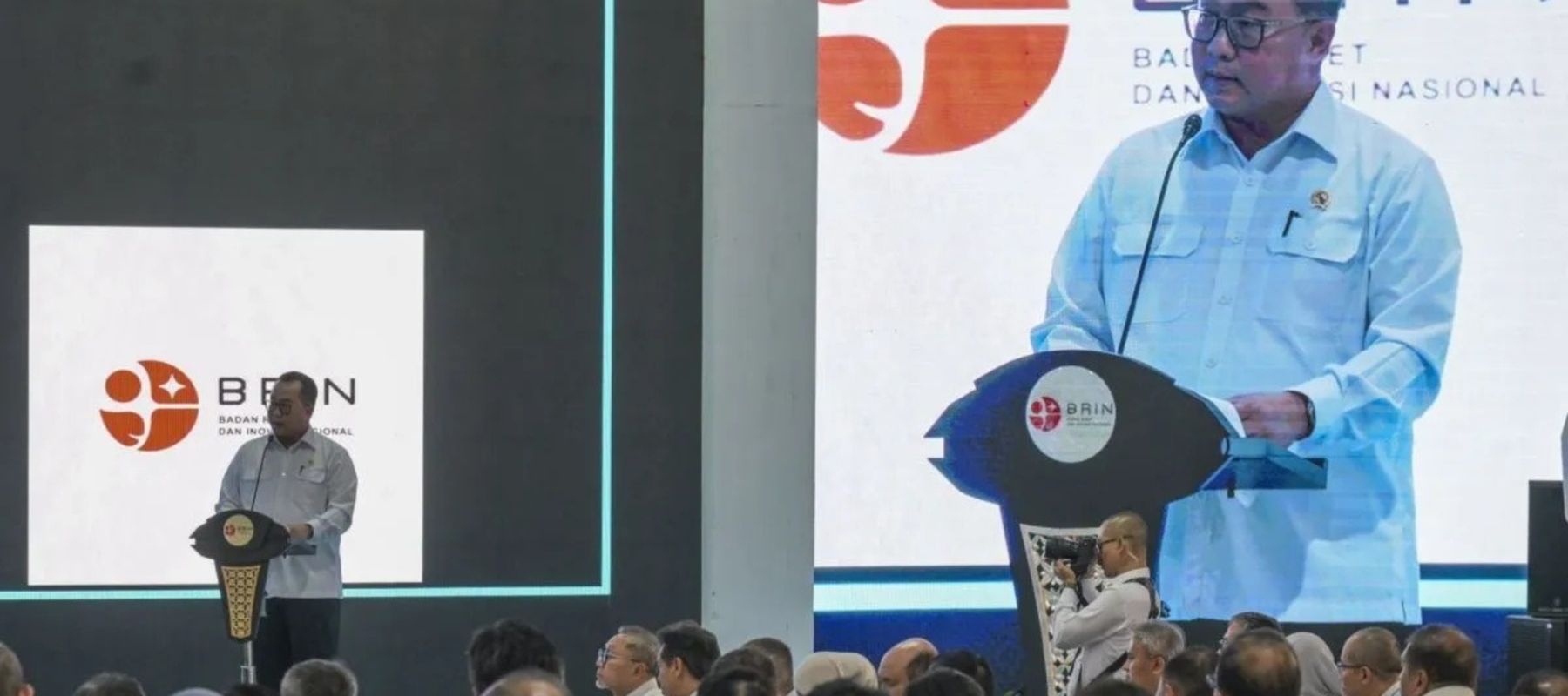 Kepala Badan Riset dan Inovasi Nasional (BRIN) Arif Satria memberikan laporan pelaksanaan saat menggelar hasil riset dan inovasi dari BRIN di halaman Istana Negara, Jakarta, Kamis (6/8/2026). Presiden Prabowo Subianto mengundang lebih dari 150 perise