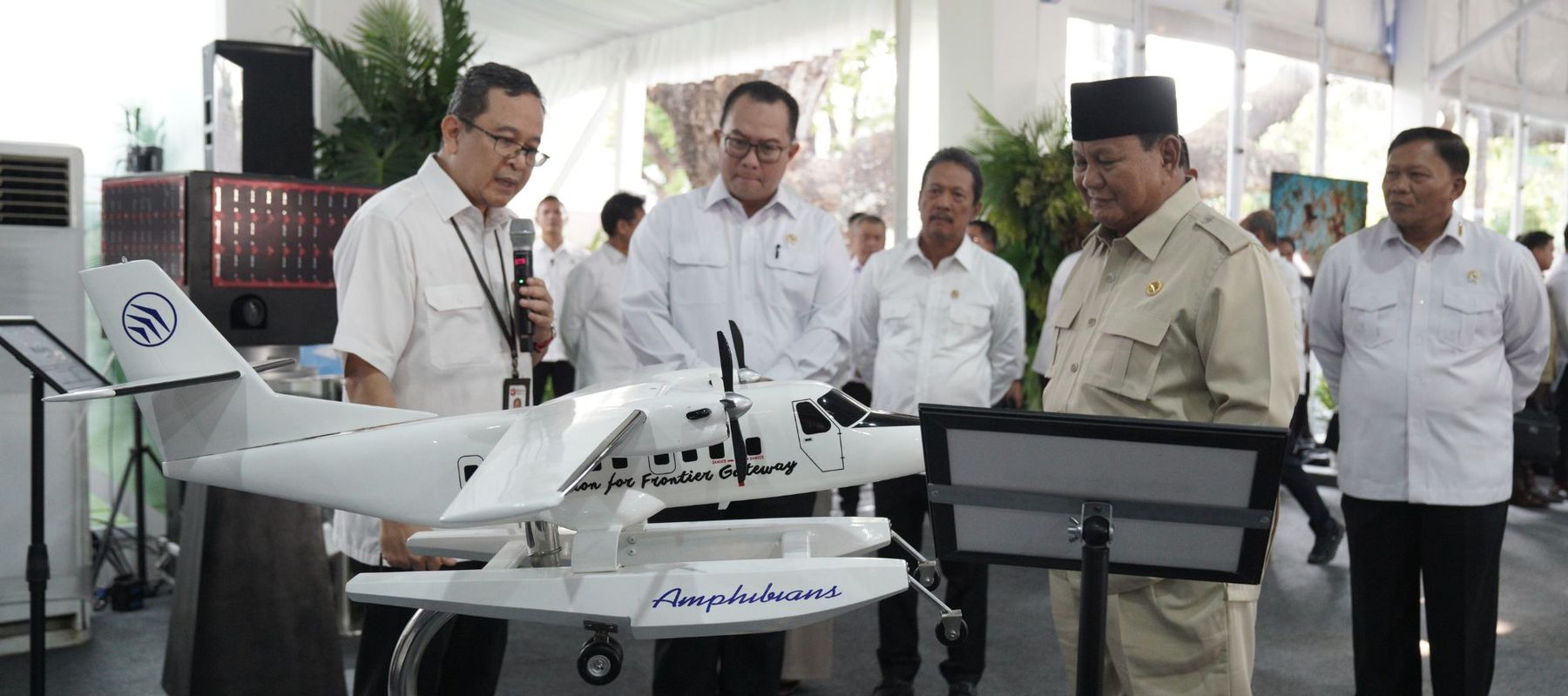 Prabowo Subianto meninjau inovasi teknologi berbasis kecerdasan artifisial (AI) yang dipamerkan Badan Riset dan Inovasi Nasional (BRIN) di Kompleks Istana Kepresidenan, Jakarta, Kamis (6/8/2026).