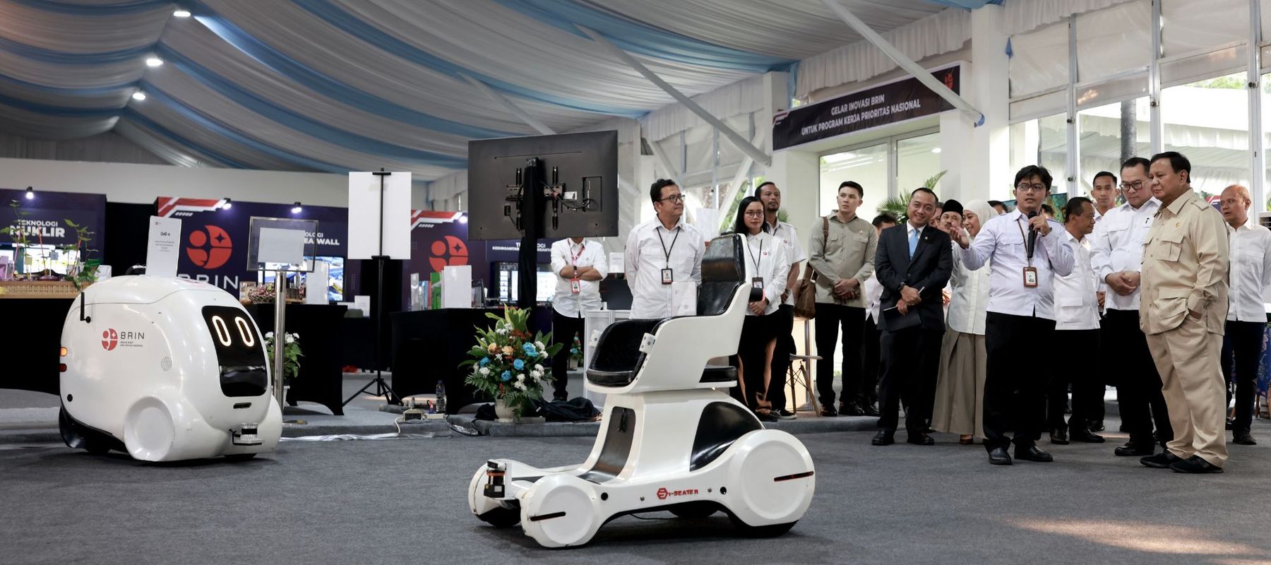 Prabowo Subianto meninjau inovasi teknologi berbasis kecerdasan artifisial (AI) yang dipamerkan Badan Riset dan Inovasi Nasional (BRIN) di Kompleks Istana Kepresidenan, Jakarta, Kamis (6/8/2026).