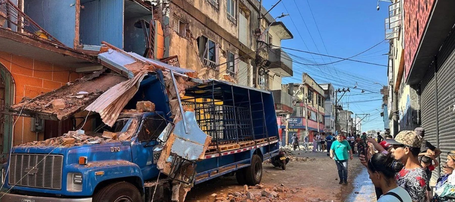 Sebuah kendaraan roda empat ringsek tertimpa tembok bangunan yang roboh setelah gempa bumi berkekuatan magnitudo 6,8 mengguncang Kolombia, menewaskan setidaknya 18 orang dan menyebabkan kerusakan di Pereira, Kolombia, Senin, 10 Agustus 2026.