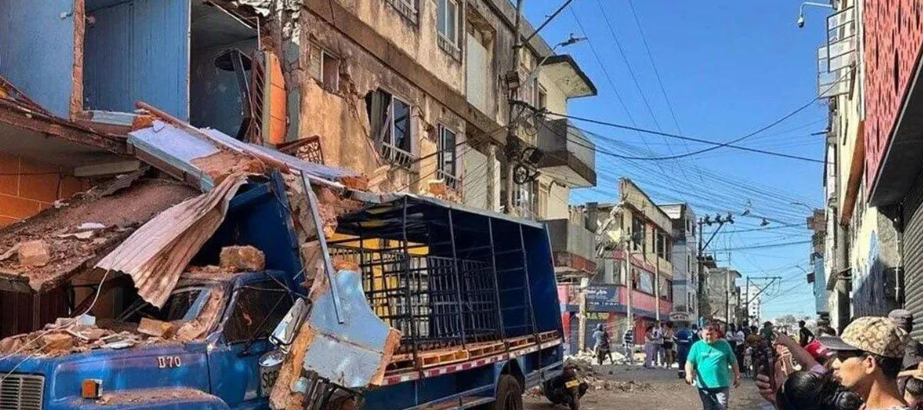 Warga berkumpul di jalanan setelah gempa bumi dahsyat mengguncang Kolombia, yang menewaskan sedikitnya 18 orang dan menyebabkan kerusakan di Pereira, Kolombia