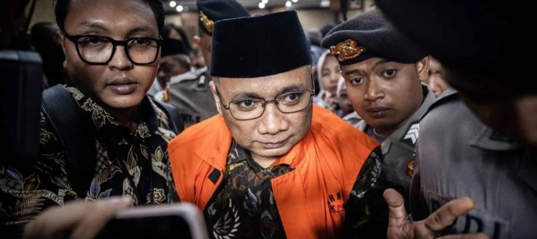 Terdakwa kasus dugaan korupsi kuota haji Yaqut Cholil Qoumas berjalan keluar usai sidang pembacaan dakwaan di Pengadilan Tipikor, Jakarta, Selasa, 11 Agustus 2026. Jaksa Penuntut Umum (JPU) KPK mendakwa Menteri Agama periode 2020-2024 Yaqut Cholil Qo