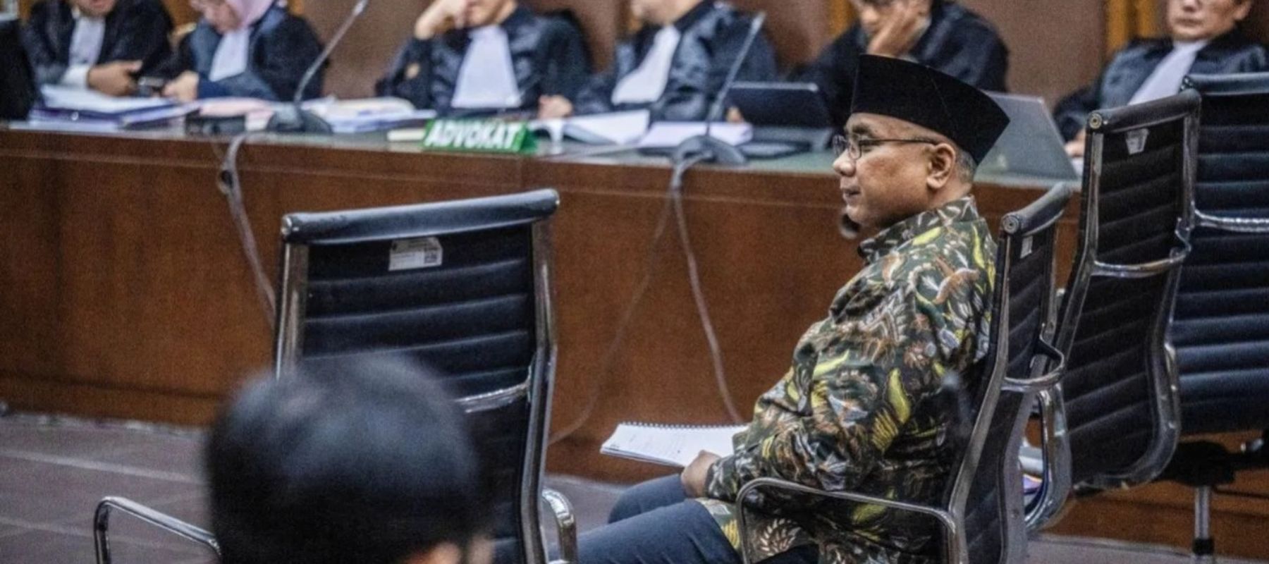 Terdakwa kasus dugaan korupsi kuota haji Yaqut Cholil Qoumas (tengah) menjalani sidang pembacaan dakwaan di Pengadilan Tipikor, Jakarta, Selasa, 11 Agustus 2026.  Jaksa Penuntut Umum (JPU) KPK mendakwa Menteri Agama periode 2020-2024 Yaqut Cholil Qou