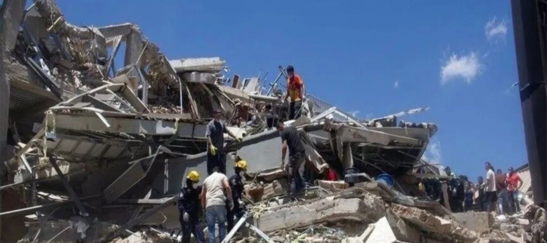 Tim pencarian dan penyelamatan melakukan operasi di tengah reruntuhan bangunan yang ambruk akibat gempa bumi dahsyat berkekuatan magnitudo 7,4 di Pereira, Kolombia, pada 10 Agustus 2026. Setidaknya 132 orang tewas dan 570 lainnya terluka dalam gempa 