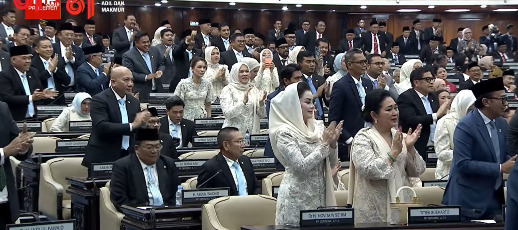 Anggota DPR RI termasuk Titiek Soeharto dari Fraksi Gerindra memberikan standing applause untuk Presiden Prabowo Subianto yang memaparkan Nota Keuangan dan RAPBN 2027 di Gedung DPR/MPR, Jakarta, Jumat, 14 Agustus 2026. 
