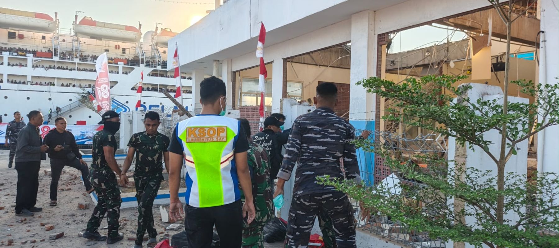 TNI membantu korban gempa di pelabuhan NTT. 