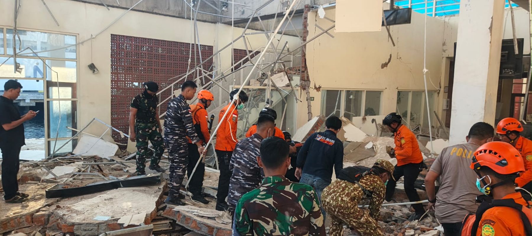 Prajurit TNI bantu cari korban gempa NTT. 
